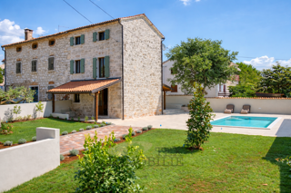 Bella casa in pietra ristrutturata con piscina in vendita