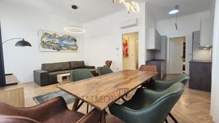 Appartamento con due camere da letto e zona giorno open-space nel centro storico di Parenzo
