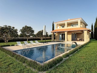 Una bellissima villa in pietra con piscina situata a 17 km dal mare