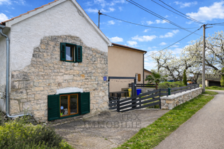 Sveti Petar u Šumi – Casa in pietra istriana ristrutturata con cortile recintato