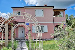 Casa con piscina vicino a Parenzo