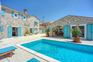 Villa in pietra con piscina a 16 km dal mare e dalla città di Parenzo