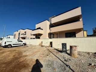 MERAVIGLIOSO APPARTAMENTO DI 112,43 M² CON TRE CAMERE DA LETTO IN UNA POSIZIONE ECCELLENTE A POREČ, A 2 KM DAL MARE, ISTRIA!