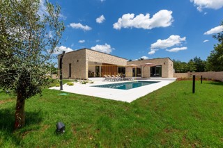 VILLA LUXURY CON PISCINA E ARREDI DI ALTA GAMMA NELLE IMMEDIATE VICINANZE DI PULA, ISTRIA – UN’OASI DI PACE E ELEGANZA!