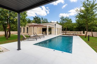 VILLA DI LUSSO DI 125 M² CON PISCINA NEL CUORE DELL'ISTRIA, VICINO A POLA – UN' OASI DI ELEGANZA E COMFORT!