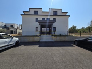 ISTRIA, ZONA DI POREČ, APPARTAMENTO CON DUE CAMERE DA LETTO E TERRAZZA!