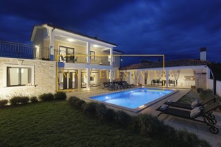 VILLA UNICA CON PISCINA NELL'AREA DI POREČ, ISTRIA!