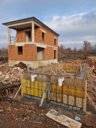 IN VENDITA: SPLENDIDA CASA IN FASE DI COSTRUZIONE CON PISCINA, VICINO A POREČ IN ISTRIA – IDEALE PER LA VITA FAMILIARE O COME INVESTIMENTO!