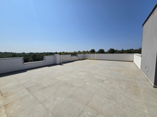 APPARTAMENTO SPAZIOSO CON TRE CAMERE DA LETTO E TERRAZZA PANORAMICA NELLA ZONA DI POREČ!