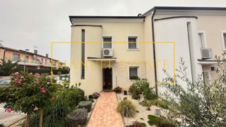 BELLA CASA CON 3 CAMERE DA LETTO E GIARDINO - NOVIGRAD, ISTRIA, VICINO AL MARE!