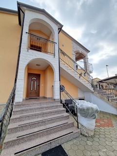 casa con due appartamenti