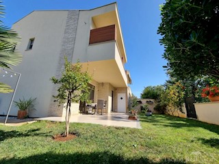 Casa bifamiliare con due appartamenti nel centro ampio di Parenzo