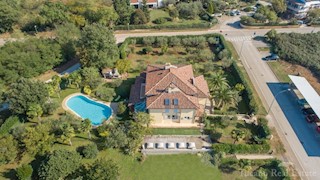 Villa di lusso a 800 metri dal mare