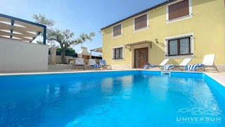 Bella casa con piscina + 10.000 m2 di terreno agricolo vicino a Verteneglio