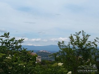 Terreno edificabile con vista su Montona, centro storico e natura a Vižinadi