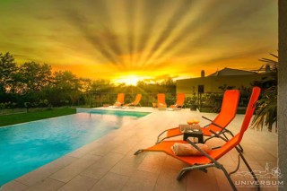 Bellissima casa con sauna e piscina vicino a Svetvinčenat