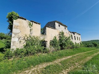 Terreno edificabile con casa diroccata vicino a Buie