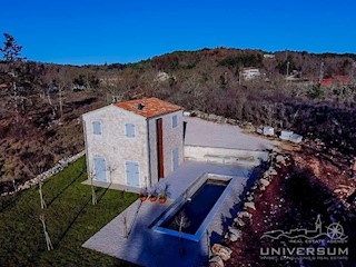 Una splendida casa in pietra con un paesaggio pittoresco, una piscina e un ampio cortile nelle vicinanze di Buie