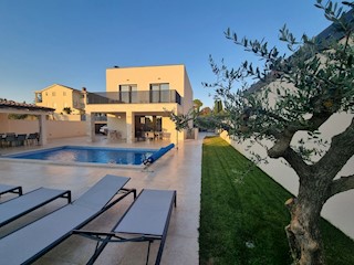 Una villa moderna con piscina e vista sul mare nelle vicinanze di Savudrija