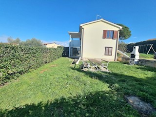 Casa con 2 appartamenti a 50 m dal mare nelle vicinanze di Cittanova