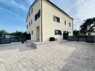 Appartamento in un piccolo edificio residenziale vicino a Umago