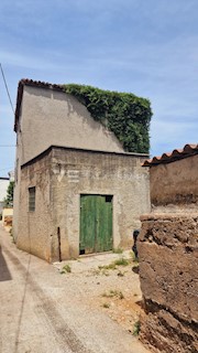 VECCHIA CASA DI ADATTAMENTO NEL NUCLEO VECCHIO DI PUNAT CON AMPIO GIARDINO