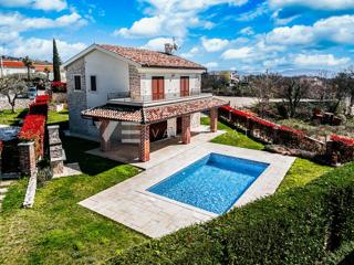 VILLA MEDITERRANEA CON PISCINA IN POSIZIONE TRANQUILLA