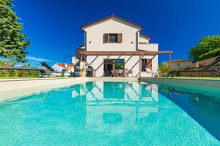 CASA MODERNA INDIPENDENTE CON PISCINA IN POSIZIONE TRANQUILLA