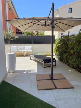 Moderno appartamento al piano terra con giardino in una zona tranquilla.