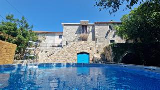 CASA A SCHIERA IN PIETRA RISTRUTTURATA CON DUE UNITA' RESIDENZIALI IN POSIZIONE TRANQUILLA