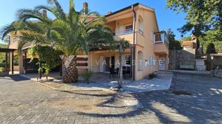 APPARTAMENTO AL PIANO TERRA CON GIARDINO E VISTA MARE