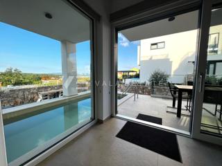 MODERNO APPARTAMENTO SU DUE PIANI CON PISCINA