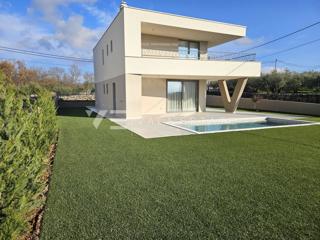 VILLA MODERNA CON PISCINA IN POSIZIONE TRANQUILLA