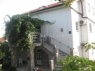 CASA INDIPENDENTE CON SEI UNITA' ABITATIVE