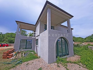 VILLA INDIPENDENTE CON PISCINA IN POSIZIONE TRANQUILLA