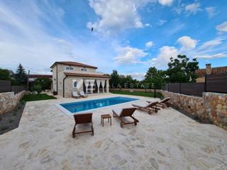 VILLA INDIPENDENTE IN PIETRA CON AMPIO GIARDINO E PISCINA