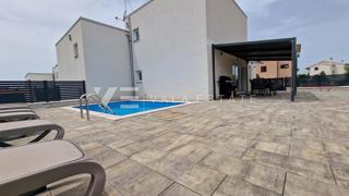CASA DOPPIA CON PISCINA E GIARDINO