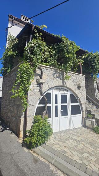 CASA IN PIETRA RISTRUTTURATA CON DUE APPARTAMENTI VICINO AL MARE