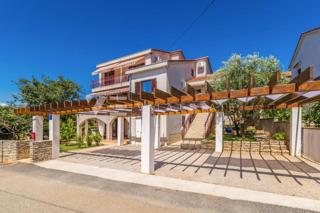 CASA INDIPENDENTE CON TRE APPARTAMENTI E SPLENDIDA VISTA MARE
