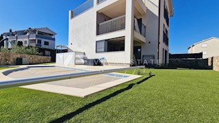 DUE APPARTAMENTI CON GIARDINO E PISCINA VICINO ALLA SPIAGGIA