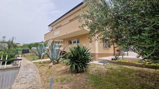 CASA INDIPENDENTE CON DUE UNITA' RESIDENZIALI SEPARATE E AMPIO GIARDINO
