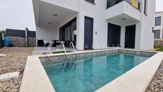 NUOVA CASA BIFAMILIARE CON PISCINA VICINO AL MARE