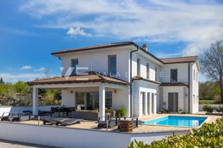 CASA MODERNA CON PISCINA AI CONFINI DELLA ZONA VERDE