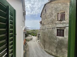 CASA A SCHIERA IN PIETRA DA RISTRUTTURARE IN POSIZIONE TRANQUILLA