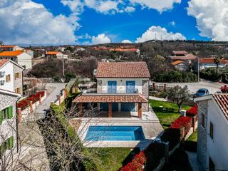VILLA MEDITERRANEA CON PISCINA IN POSIZIONE TRANQUILLA