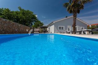 CASA INDIPENDENTE AL PIANO TERRA CON PISCINA IN POSIZIONE TRANQUILLA