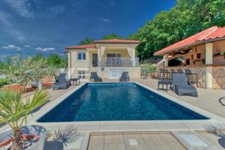 CASA INDIPENDENTE CON DUE APPARTAMENTI E PISCINA