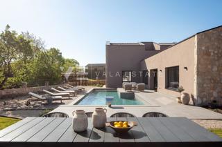 VILLA DI LUSSO CON PISCINA E AMPIO GIARDINO IN POSIZIONE TRANQUILLA