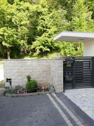 CASA UNIFAMILIARE CON QUATTRO APPARTAMENTI E VISTA MARE