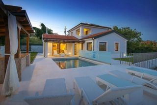 Villa con piscina in un ambiente tranquillo, vicino a Novigrad